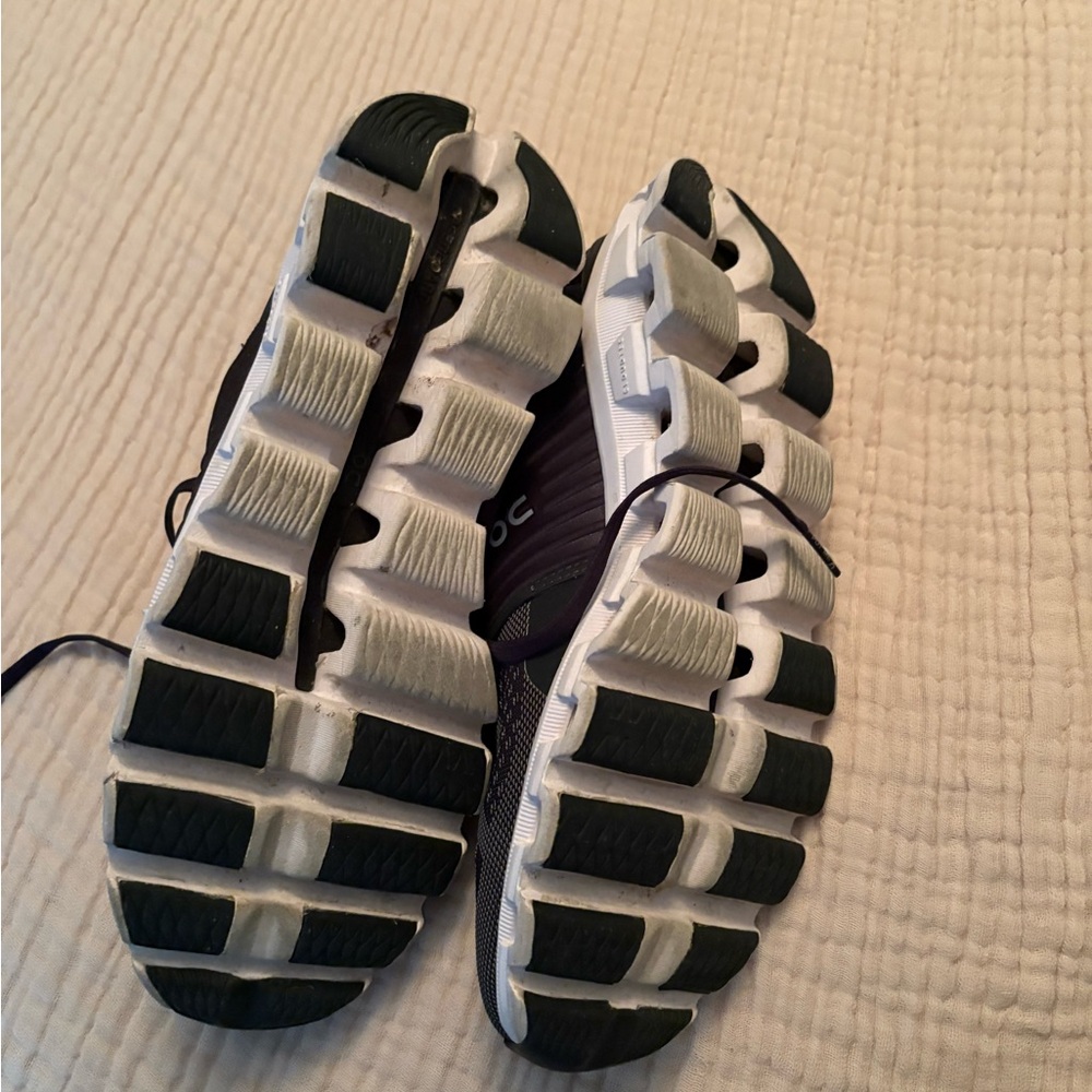 On Cloud Dark Grey Athletic Shoes With Knit Upper View 2
